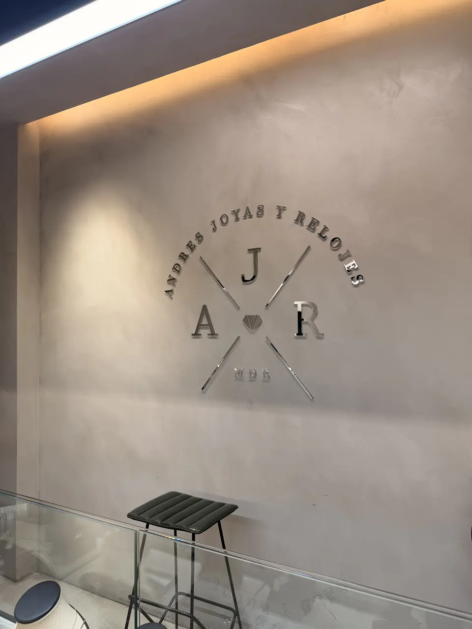 El logo de Andrés Joyas y Relojes en la pared de la tienda