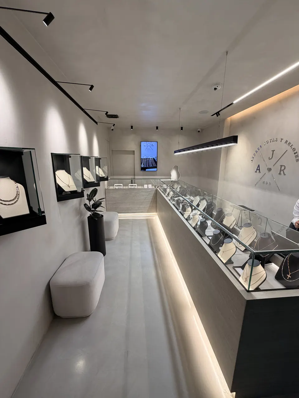 Vitrinas de la joyería con cadenas y collares exhibidos en bustos