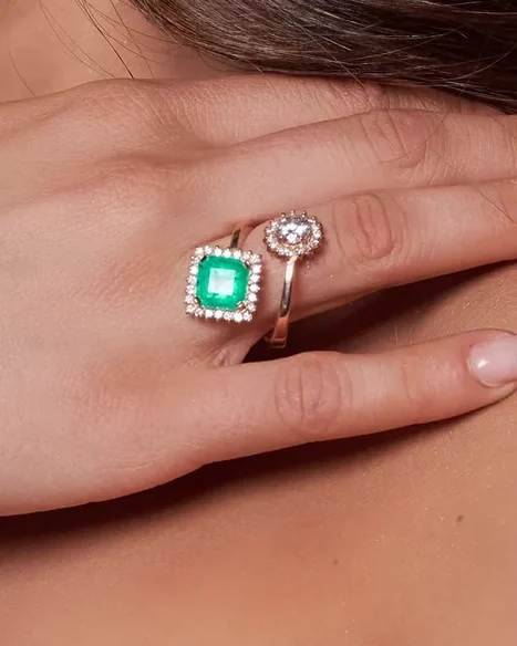 Anillo Tú y yo de esmeralda y brillante