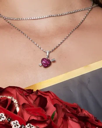 Dije corazón de rubíes